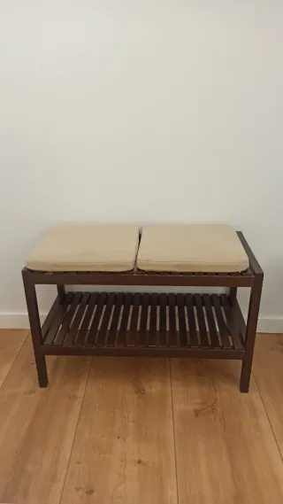 Banco de madera con cojines beige