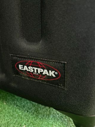 Maleta EASTPAK TRANZSHELL L negra, 75L