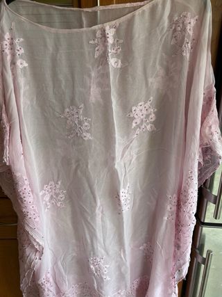 Camisola rosa bordada