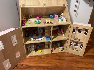 Casa de muñecas de madera