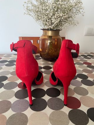 Tacones rojos de tiras