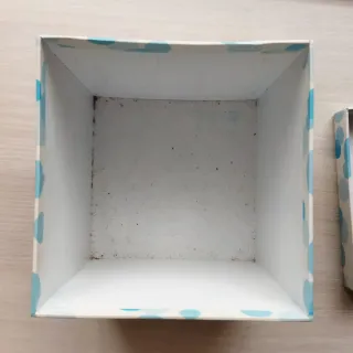 Caja de cartón con círculos azules