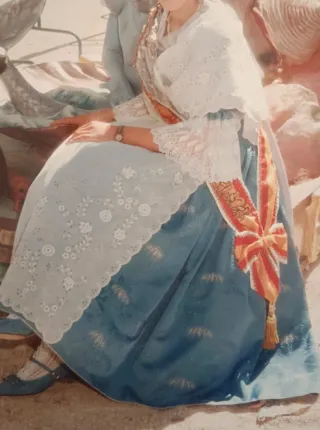 Traje de Fallera azul con bordado plateado