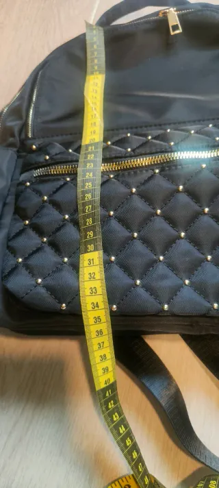 Mochila negra mujer con tachuelas