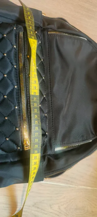 Mochila negra mujer con tachuelas