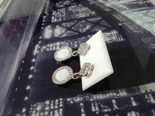 Pendientes plateados con detalles de pedrería