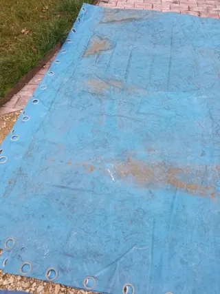 Toldo azul de PVC con ojales