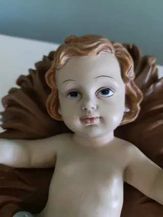 Niño Jesús en Pesebre Figura Religiosa