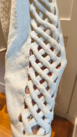 Jersey blanco con detalles en mangas