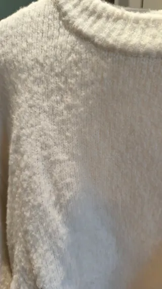 Jersey blanco con detalles en mangas