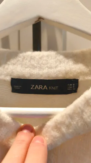 Jersey blanco con detalles en mangas