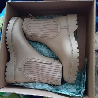 Botín Unisa agua beige talla 36. Caucho.