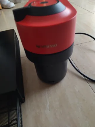 Cafetera Nespresso Vertuo + dispensador