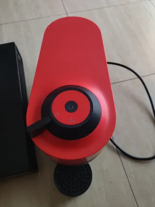 Cafetera Nespresso Vertuo + dispensador