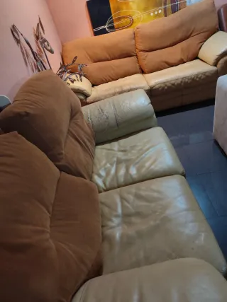 Sofá de piel beige y marrón