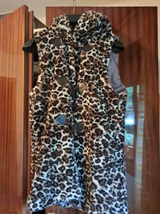 Chaleco con capucha estampado leopardo