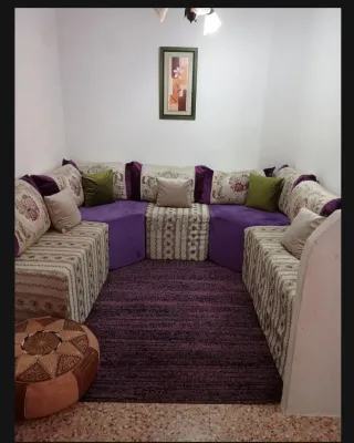 Salon marroqui, mesa 4 sillas y un aparador