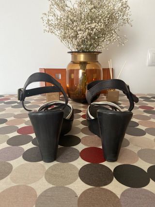 Cuñas de piel negras y multicolor