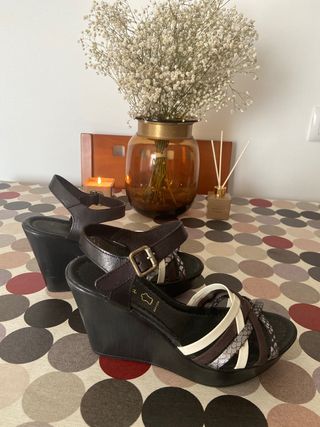 Cuñas de piel negras y multicolor