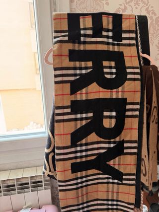 Bufanda Burberry Beige y Negra