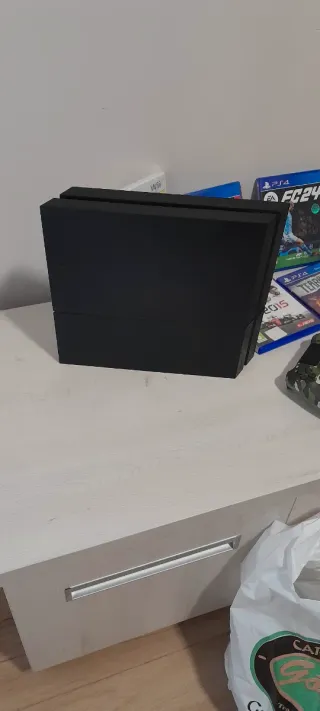 Console PS4 nera + giochi