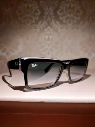 Occhiali da sole Ray-Ban neri e grigi