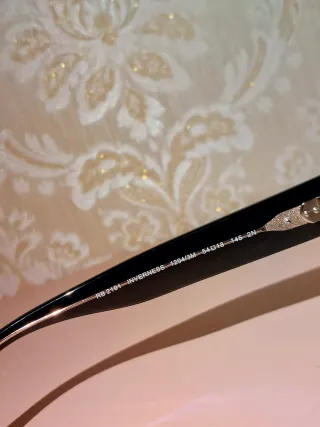 Occhiali da sole Ray-Ban neri e grigi