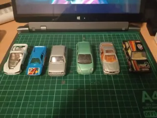 Lote de coches de juguete.