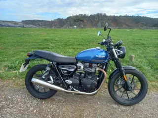 Triumph Street Twin 900 2021 con depósito de T120