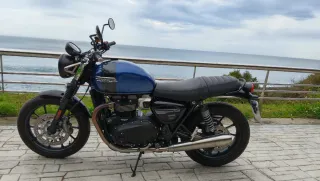 Triumph Street Twin 900 2021 con depósito de T120