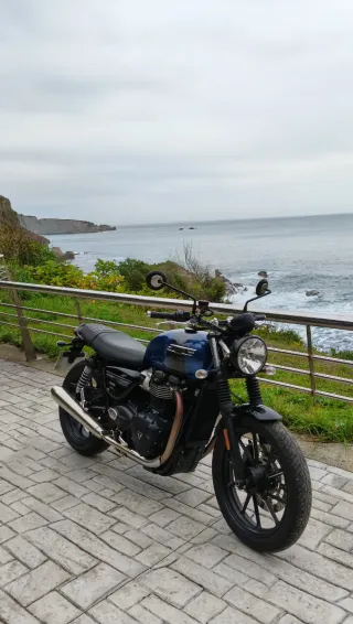 Triumph Street Twin 900 2021 con depósito de T120