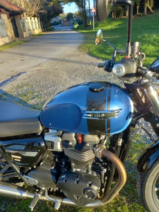 Triumph Street Twin 900 2021 con depósito de T120