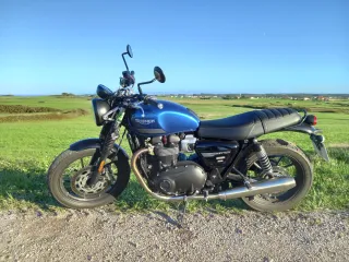 Triumph Street Twin 900 2021 con depósito de T120