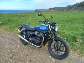 Triumph Street Twin 900 2021 con depósito de T120