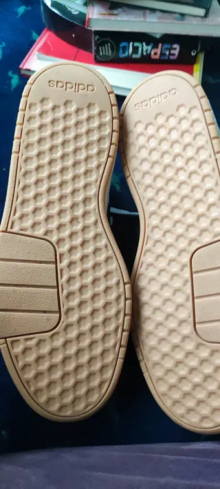 Tenis Adidas Blancos con Detalles Rojos y azules