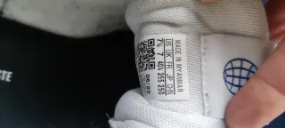 Tenis Adidas Blancos con Detalles Rojos y azules