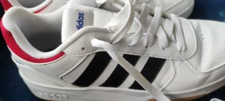 Tenis Adidas Blancos con Detalles Rojos y azules