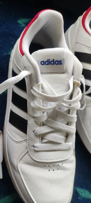 Tenis Adidas Blancos con Detalles Rojos y azules