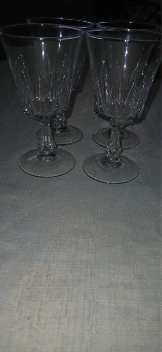 Juego de 4 copas de cristal tallado