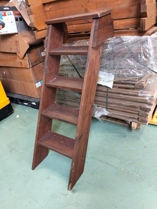 Escalera exterior para piscina de madera