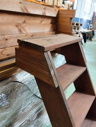 Escalera exterior para piscina de madera