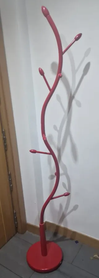 Perchero de pie rojo