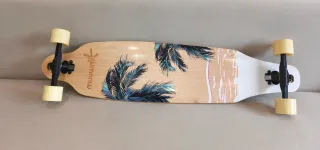 Longboard muumii con diseño de palmeras y playa