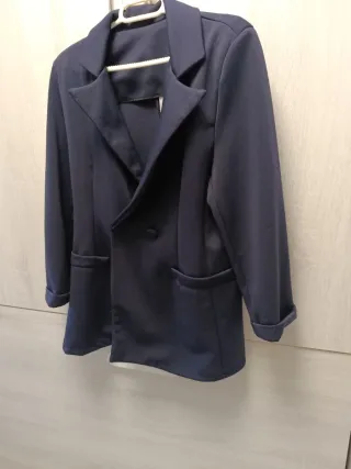 Traje azul de chaqueta y pantalón