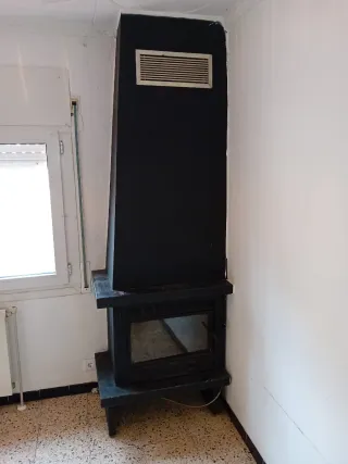 Chimenea de leña con turbinas