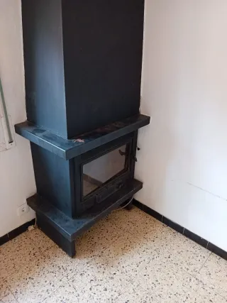 Chimenea de leña con turbinas