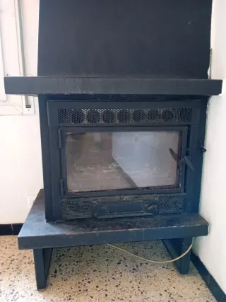 Chimenea de leña con turbinas