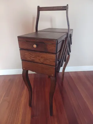 Costurero francés antiguo de pie  Estilo isabelino