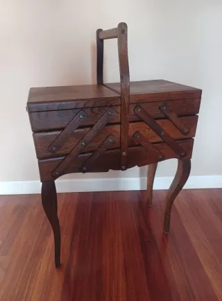 Costurero francés antiguo de pie  Estilo isabelino