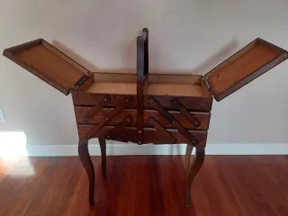 Costurero francés antiguo de pie  Estilo isabelino